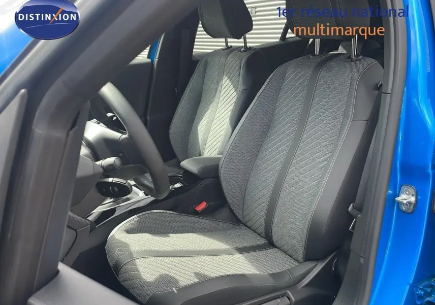 Intérieur de la Peugeot 2008 2024 bleu Vertigo, vue côté conducteur sur les sièges tissu et cuir noir.