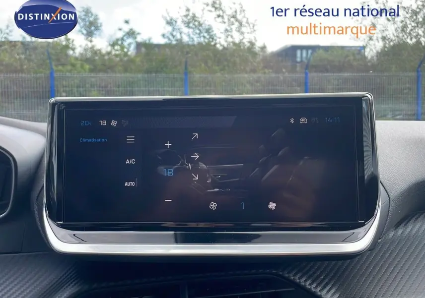 Écran tactile central du Peugeot 2008 2024 affichant les réglages de climatisation, intérieur noir moderne.