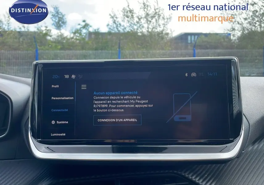 Vue intérieure du tableau de bord du Peugeot 2008 2024 avec écran tactile central affichant la connexion Bluetooth inactive.