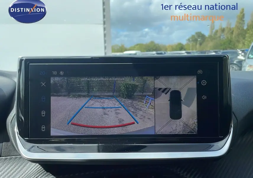 Écran central du Peugeot 2008 2024 montrant la caméra de recul et la vue 360° du véhicule en stationnement.