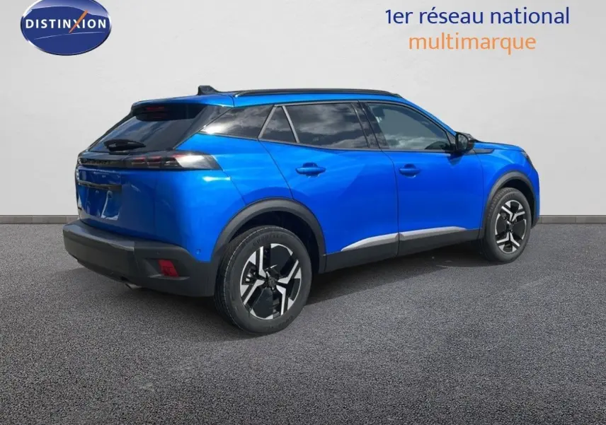 Peugeot 2008 bleu Vertigo Metal en vue 3/4 arrière droit, soulignant ses lignes modernes et ses jantes bi-ton.