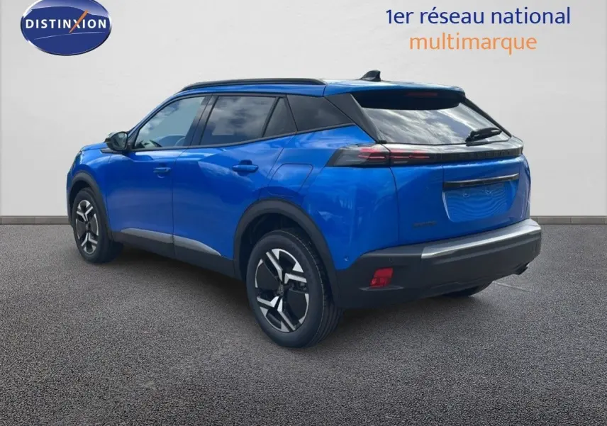 Peugeot 2008 bleu Vertigo métal vue 3/4 arrière droit, avec toit noir et jantes bicolores modernes.