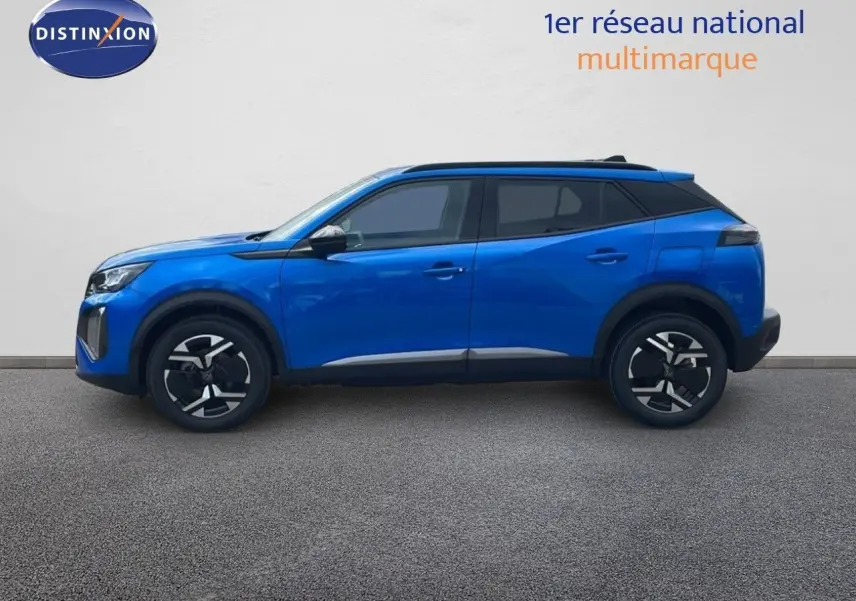 Profil côté gauche d'un Peugeot 2008 bleu Vertigo Metal 2024 avec jantes noires et toit noir contrasté.