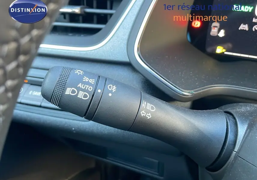 Gros plan sur la commande des feux et clignotants côté gauche du tableau de bord du Renault Captur bleu Iron Metal 2025.