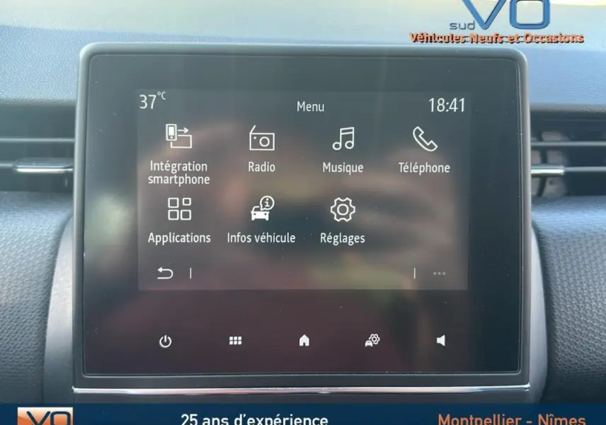 Écran tactile central de la Renault Clio V TCe 90 Equilibre 2023 affichant le menu multimédia avec options smartphone et radio.