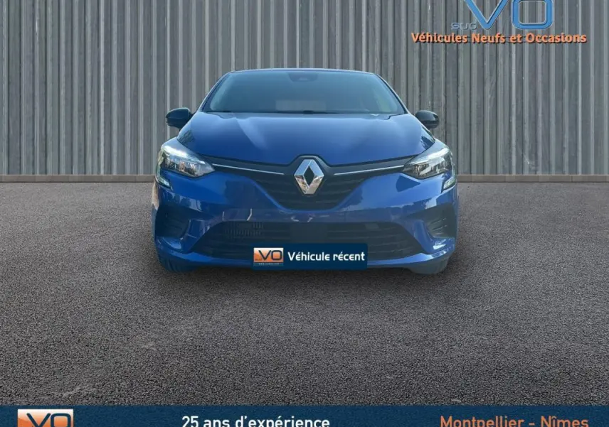 Vue frontale d'une Renault Clio V TCe 90 Equilibre bleu foncé 2023, avec logo Renault bien visible sur la calandre.