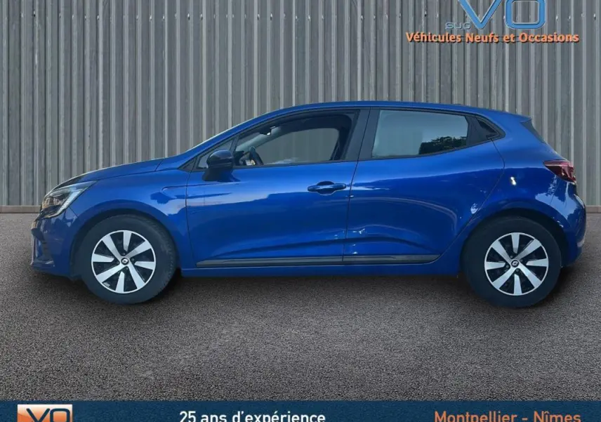 Profil côté gauche d'une Renault Clio V TCe 90 Équilibre bleu foncé 2023 avec jantes et poignées assorties.