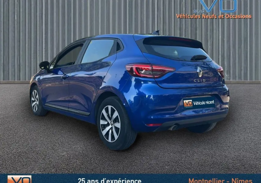 Vue 3/4 arrière droite d'une Renault Clio bleu foncé 2023 avec feux arrière LED et jantes alliage visibles