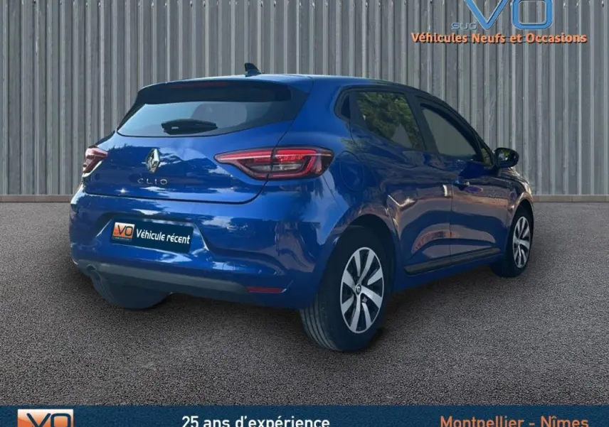 Vue 3/4 arrière droite d'une Renault Clio bleu foncé 2023 avec feux arrière LED et jantes alliage.