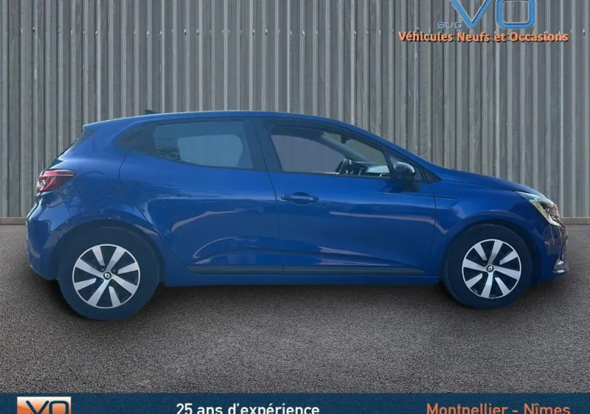 Profil côté gauche d'une Renault Clio V TCe 90 Equilibre bleu foncé 2023, compacte et élégante sur fond neutre.