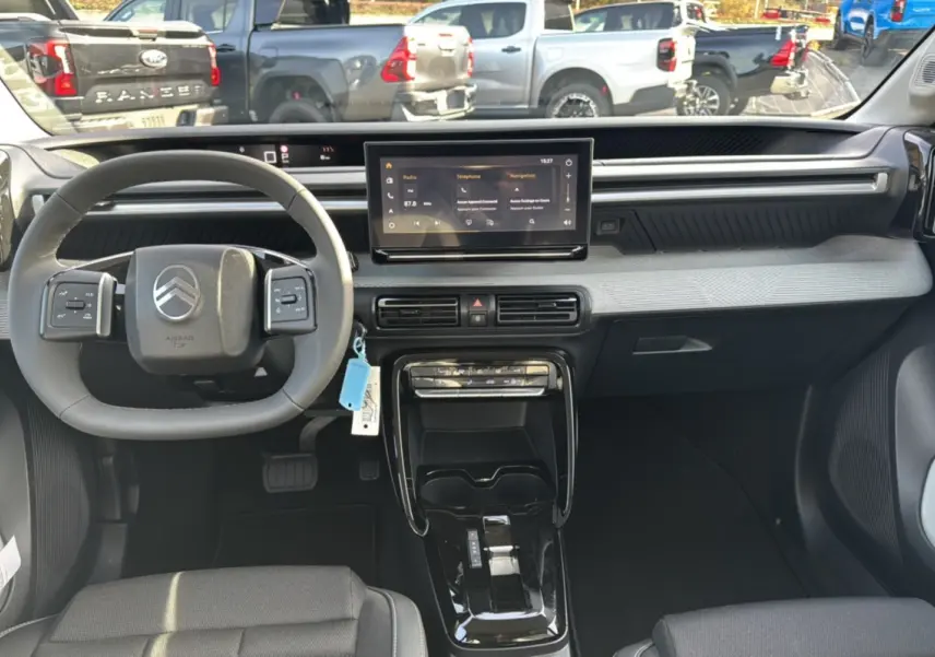Vue intérieure frontale du Citroën C3 Aircross 2025, tableau de bord moderne avec écran tactile et volant multifonctions cuir.