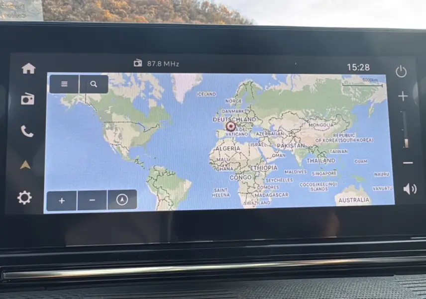 Écran tactile 10,25 pouces du Citroën C3 Aircross Hybrid 145 affichant une carte du monde en navigation.