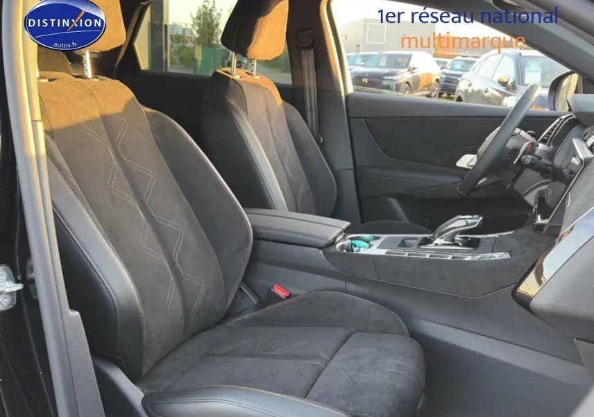 Vue intérieure côté conducteur du DS7 noir 2026, sièges en alcantara avec surpiqûres et console centrale élégante.