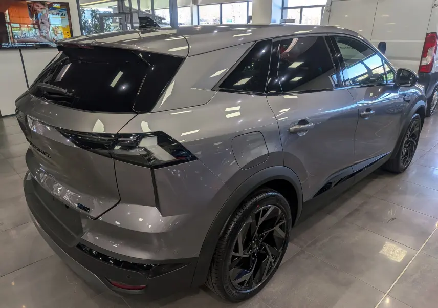 Vue 3/4 arrière droite d'un Renault SYMBIOZ gris Cassiopé avec vitres teintées et jantes noires biton.