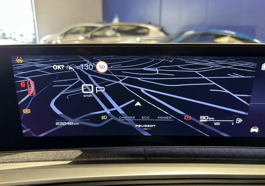 Affichage numérique du tableau de bord du Peugeot 3008 Hybrid 2024 avec navigation et indicateurs de conduite.