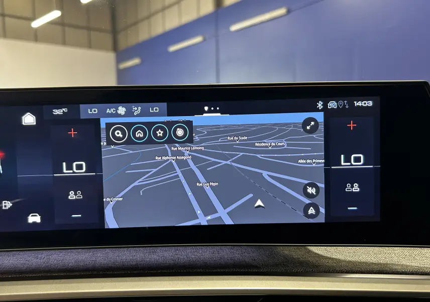 Écran tactile du système de navigation du Peugeot 3008 Hybrid 2024 affichant une carte en mode nuit.