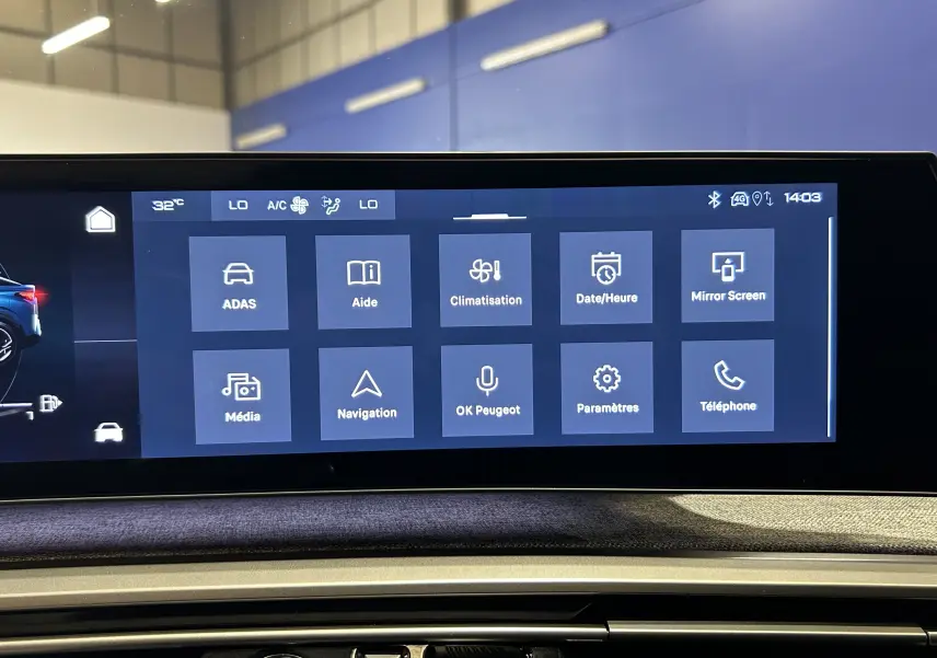 Écran tactile central du tableau de bord du Peugeot 3008 Hybrid 2024 affichant les menus climatisation, navigation et téléphone.