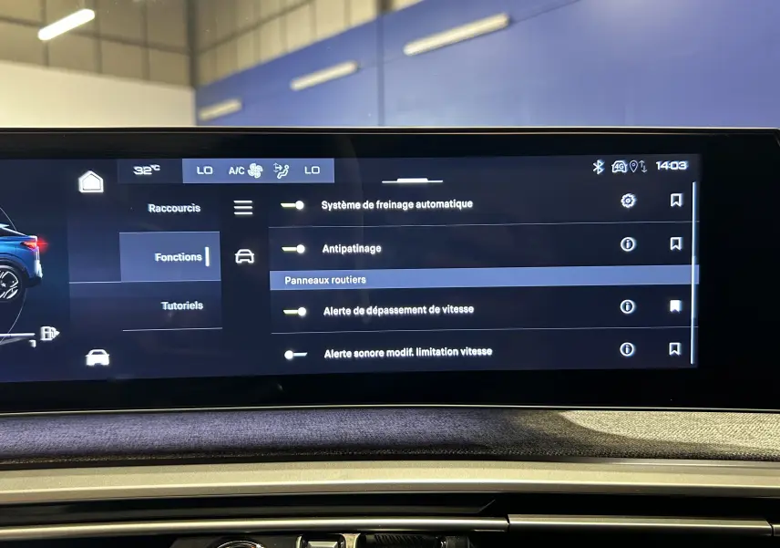 Écran tactile central du tableau de bord du Peugeot 3008 Hybrid 2024 affichant les options d’aide à la conduite.