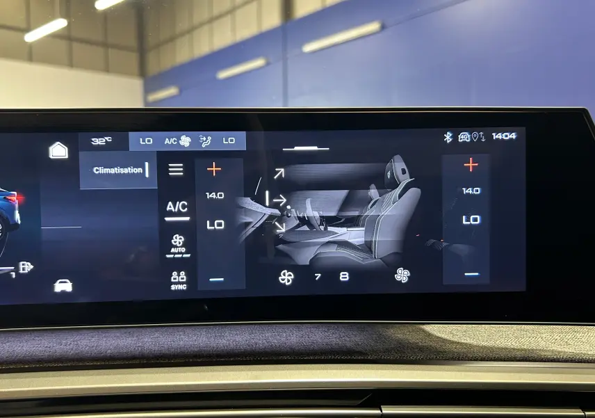 Écran tactile du tableau de bord du Peugeot 3008 Hybrid 2024 montrant les réglages de climatisation et ventilation.