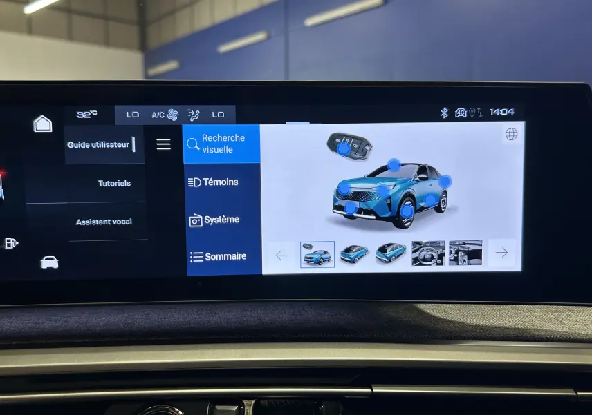 Écran tactile intérieur montrant le menu d’aide et la recherche visuelle d’un Peugeot 3008 Hybrid bleu Ingaro.