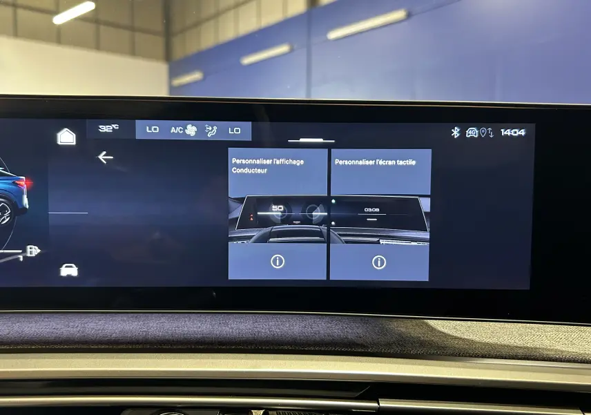 Écran tactile central du Peugeot 3008 Hybrid 2024 affichant les options de personnalisation du tableau de bord.