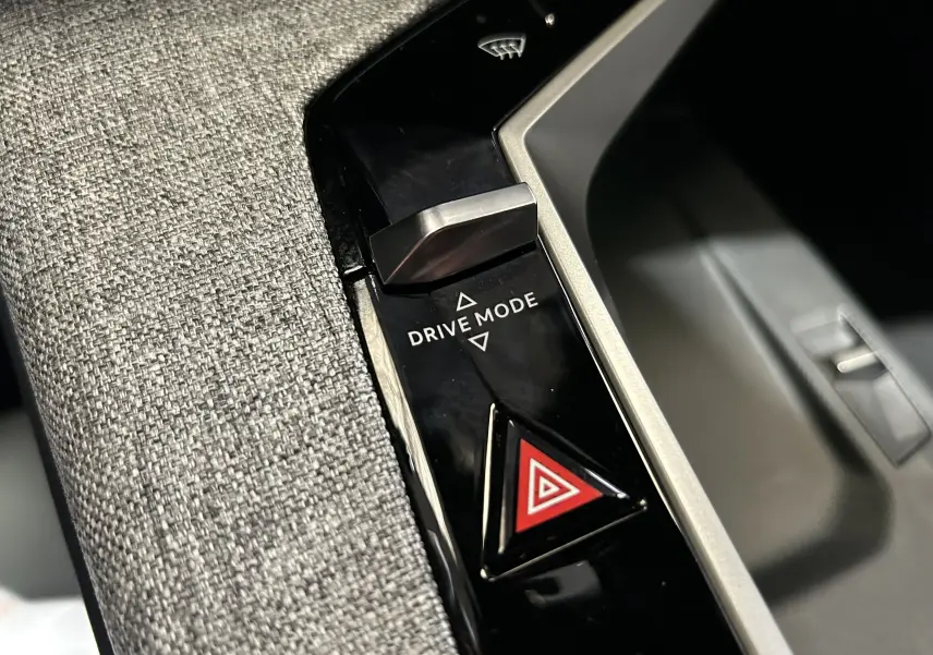 Gros plan sur la commande Drive Mode et le bouton de warning dans l’habitacle du Peugeot 3008 III Hybrid 136 e-DCS6.