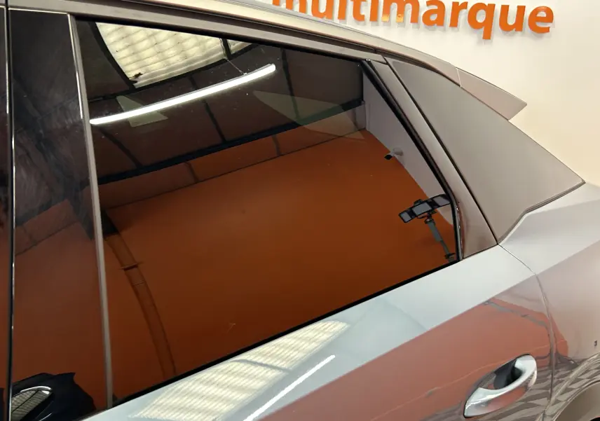 Vue rapprochée du côté arrière droit du Peugeot 3008 bleu Ingaro, mettant en valeur la vitre teintée et la poignée de porte.