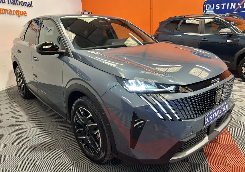 Vue 3/4 avant droit d’un Peugeot 3008 Hybrid bleu Ingaro avec calandre distinctive et phares LED allumés.