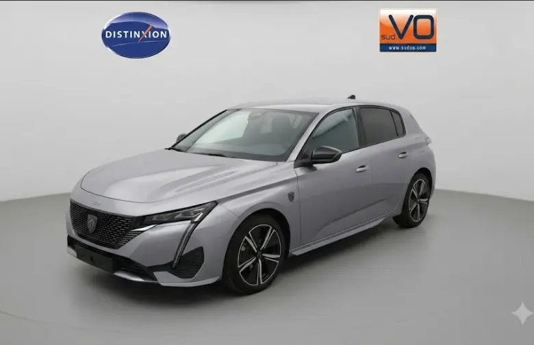 Vue 3/4 avant d'une Peugeot 308 Hybrid 145 e-DCS6 GT gris avec jantes alliage 18 pouces et signature lumineuse distinctive.