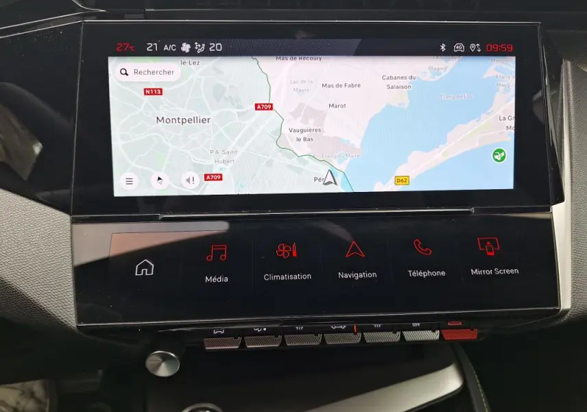 Écran tactile central de la Peugeot 308 Hybrid gris, affichant la navigation avec carte de Montpellier.