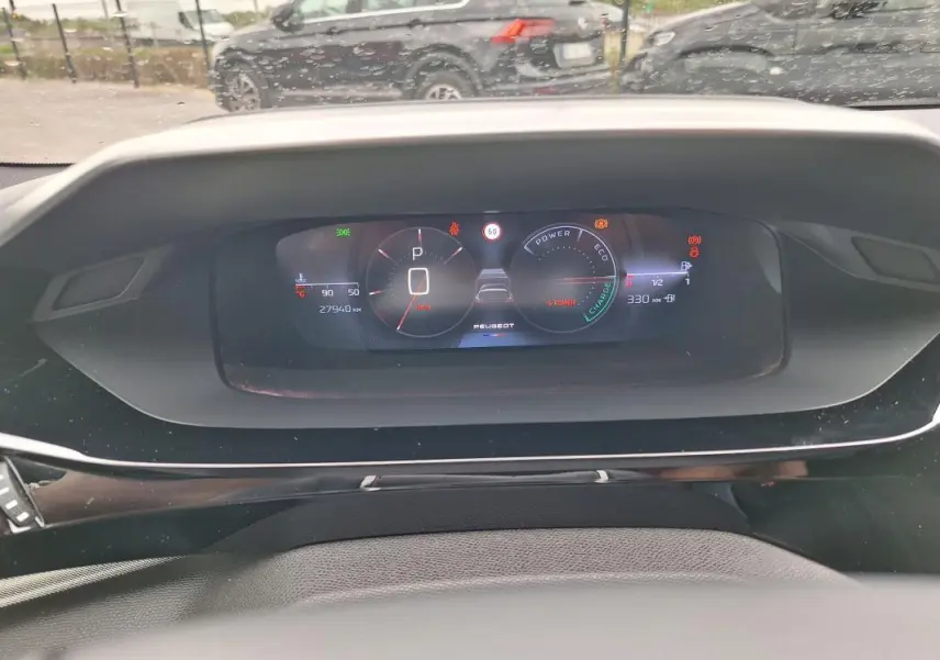 Vue rapprochée du cockpit numérique de la Peugeot 308 Hybrid 145 e-DCS6 GT, affichage digital clair et moderne.