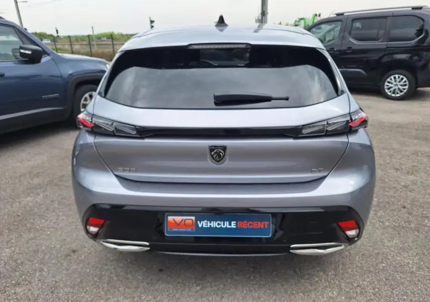 Vue arrière d'une Peugeot 308 gris métallisé 2025 avec feux LED et double sortie d'échappement intégrée.