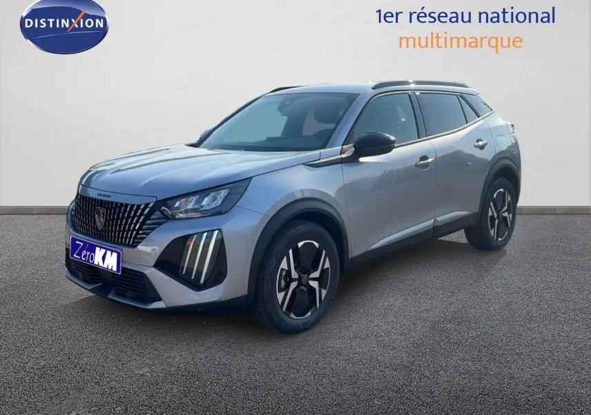 Peugeot 2008 Hybrid gris Artense métal en 3/4 avant droit, avec calandre distinctive et jantes bicolores.