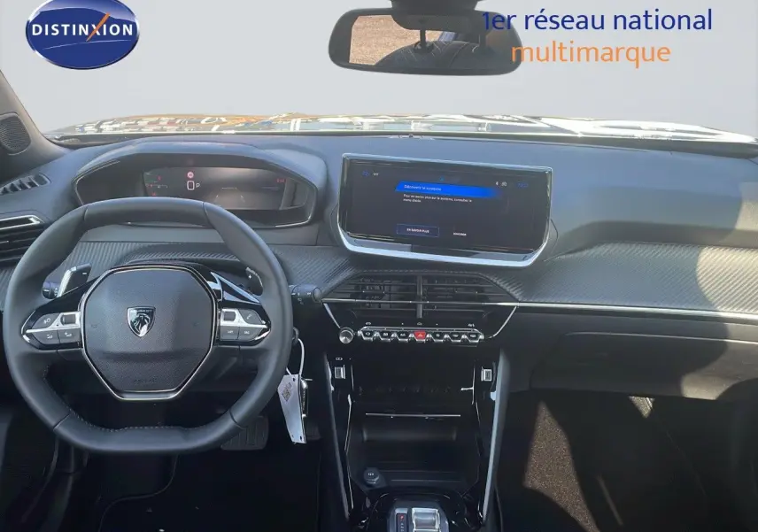 Vue intérieure avant du Peugeot 2008 Hybrid 136ch Allure avec tableau de bord moderne et écran tactile central.