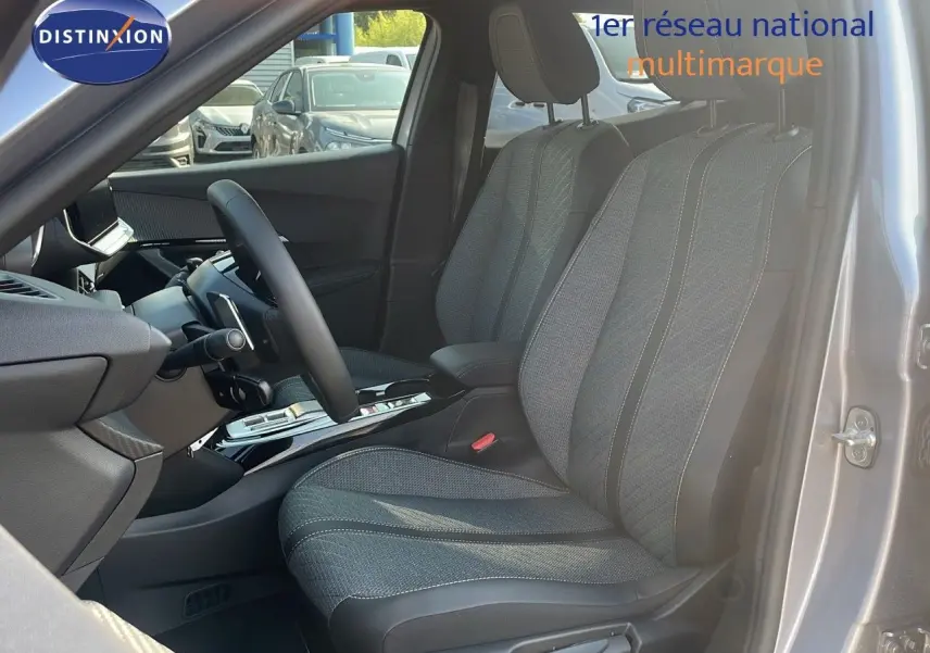 Intérieur de la Peugeot 2008 Hybrid 136ch en gris, vue côté gauche sur les sièges avant et le volant.