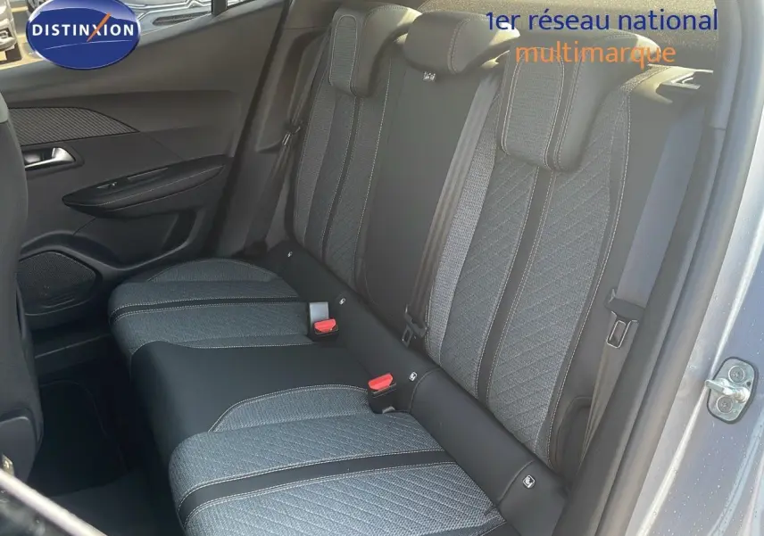 Vue intérieure arrière côté droit du Peugeot 2008 gris Artense Métal, montrant les sièges arrière en tissu et cuir bi-ton.