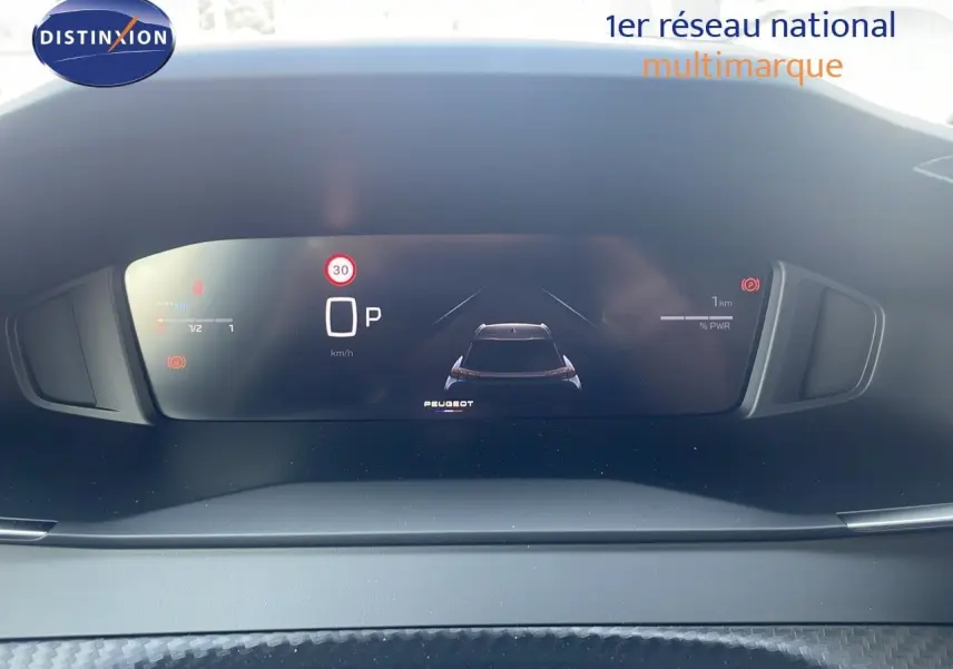 Tableau de bord numérique du Peugeot 2008 Hybrid 136ch, affichage digital avec indicateur de vitesse et vue arrière stylisée.