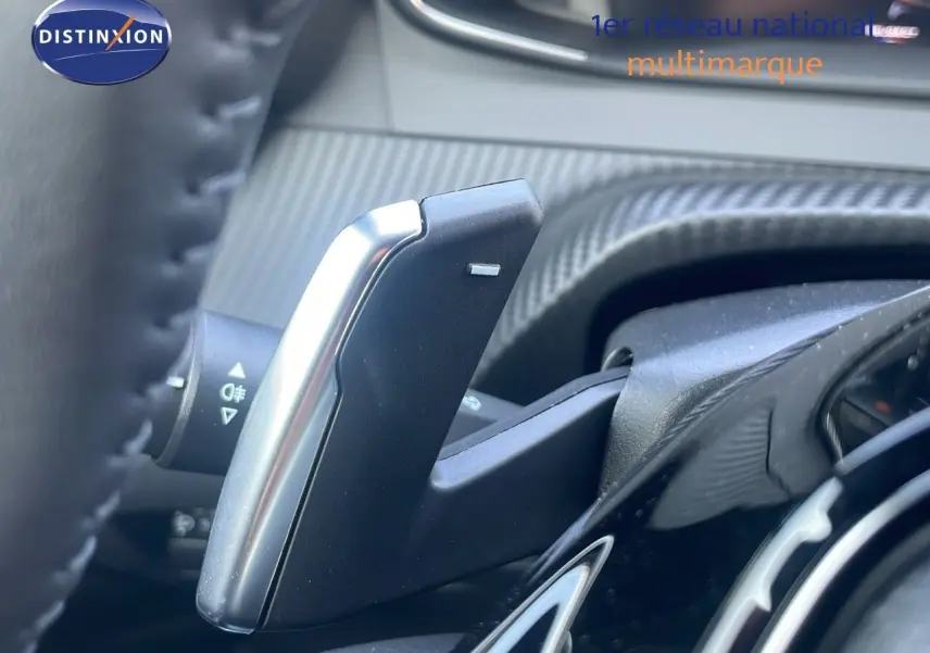Le levier de commande de boîte automatique dans l'habitacle d'une Peugeot 2008 gris Artense 2025.