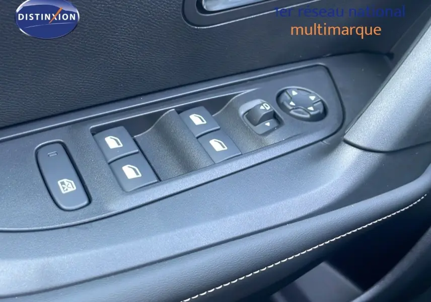 Gros plan sur les commandes des vitres et rétroviseurs côté conducteur d'une Peugeot 2008 gris Artense 2025.