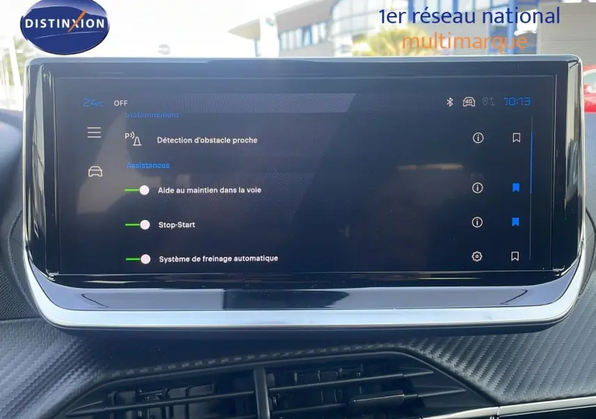 Écran tactile central du Peugeot 2008 Hybrid 136ch Allure 2025 affichant les aides à la conduite.