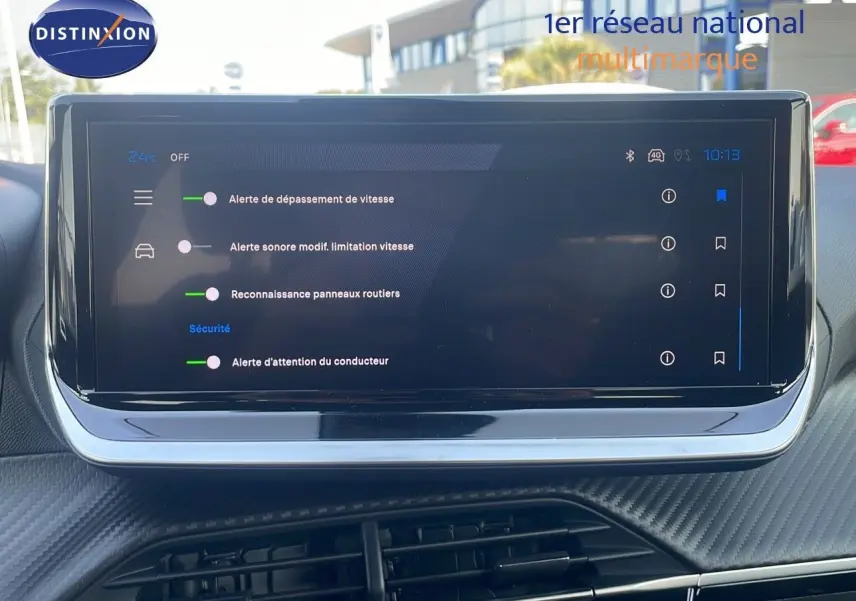 Écran tactile du tableau de bord du Peugeot 2008 Hybrid gris Artense, affichant les alertes de sécurité conducteur.