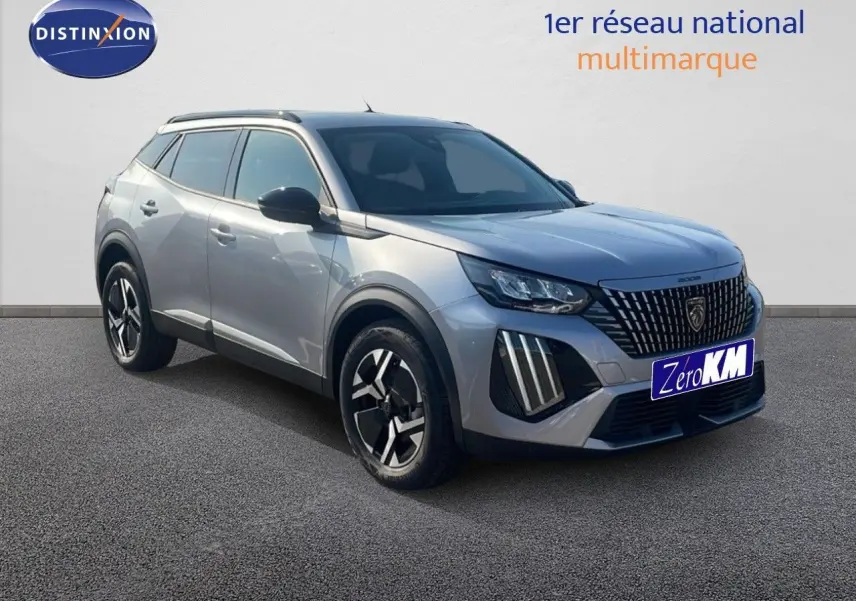 Peugeot 2008 Hybrid gris Artense métal en 3/4 avant droit, mettant en valeur sa calandre distinctive et ses jantes bicolores.