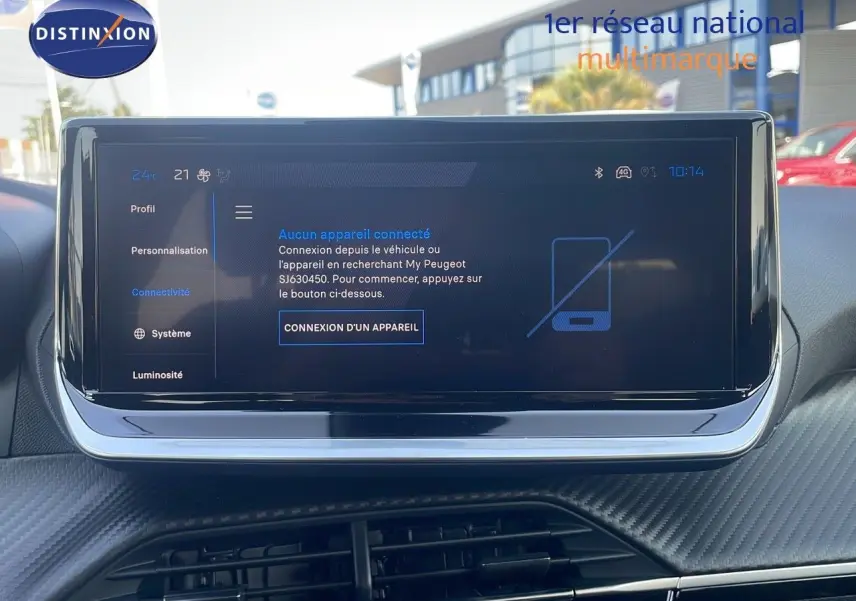 Écran tactile central du tableau de bord du Peugeot 2008 gris Artense, affichant le menu de connexion appareil.
