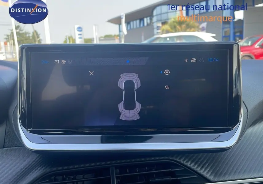 Écran tactile central du tableau de bord du Peugeot 2008 gris Artense Metal, affichant les capteurs de proximité.