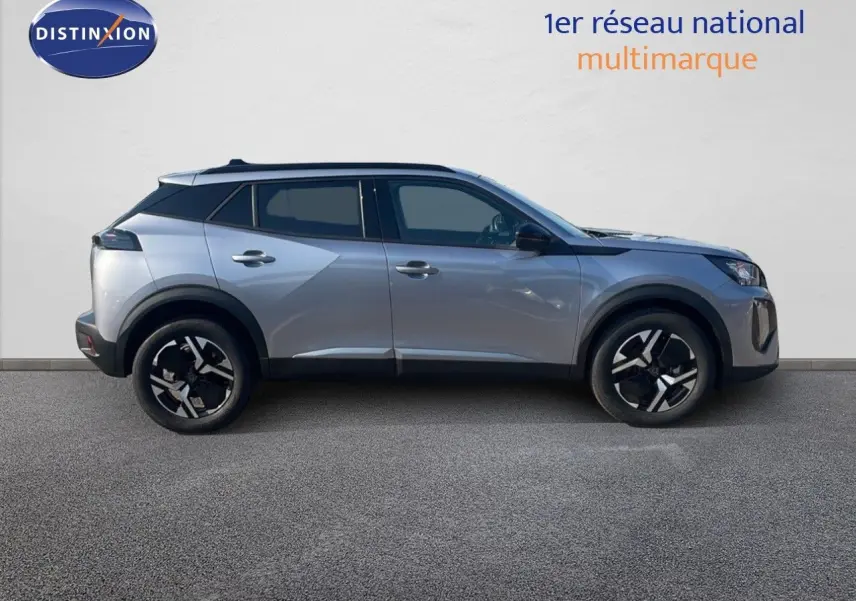 Profil côté gauche du Peugeot 2008 Hybrid 136ch Allure gris Artense métallisé avec jantes bi-ton et toit noir.