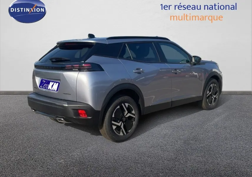 Peugeot 2008 Hybrid gris Artense métal, vue 3/4 arrière côté droit, avec jantes bi-ton et toit noir.