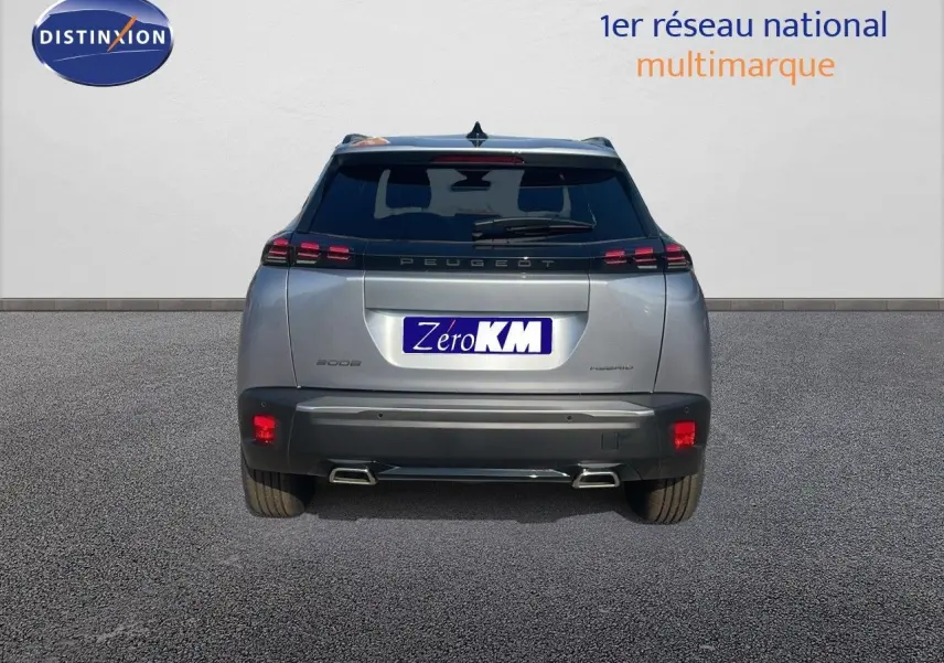 Vue arrière du Peugeot 2008 Hybrid gris Artense Metal avec feux LED et double sortie d'échappement apparente.