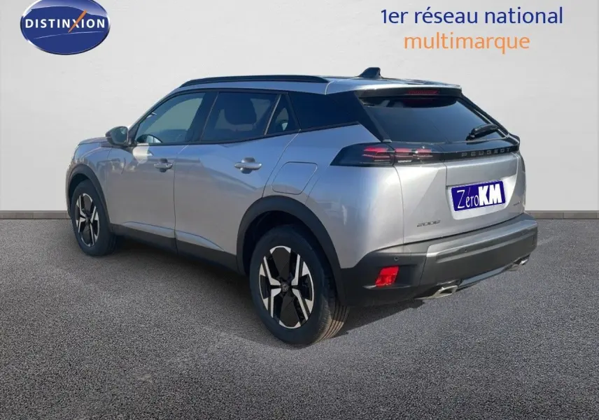 Peugeot 2008 gris Artense métal en vue 3/4 arrière droit avec toit noir et jantes bicolores.