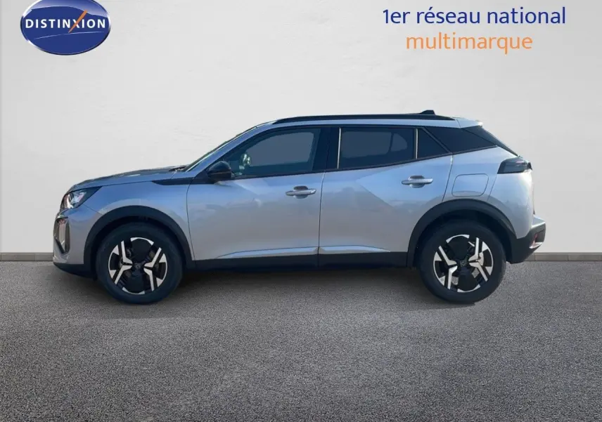 Profil côté gauche du Peugeot 2008 Hybrid gris Artense Métal avec toit noir et jantes bi-ton modernes.