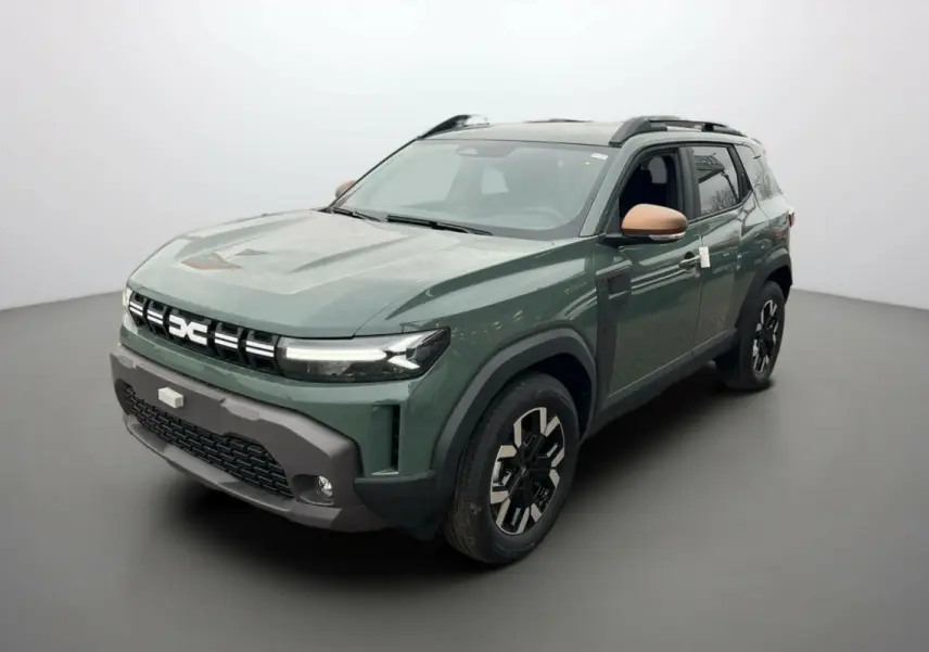 Dacia Duster TCE 130 4x2 Extreme Cold Tech 2025 en kaki lichen, vue 3/4 avant avec rétroviseurs beige sable.